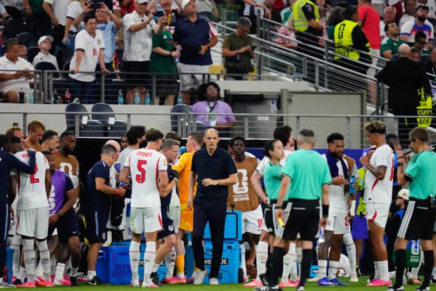 England v Croatia: Group L - FIFA World Cup, WM, Weltmeisterschaft, Fussball 2026 Thomas Tuchel, head coach of England, talk to the team during the FIFA World Cup 2026 Group L match between England and Croatia at Dallas Stadium on June 17, 2026 in Arlington, Texas. Arlington TX United States  Copyright: xJosexBretonx originalFilename:bretonhernandez-englandv260617_npJgL.jpg