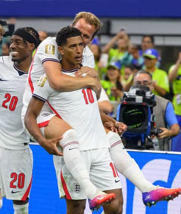 17 June 2026 - England v Croatia - Dallas Stadium - 2026 World Cup - USA. 17 June 2026 - England v Croatia - Dallas Stadium - 2026 World Cup - USA. Jude Bellingham celebrates his goal with Harry Kane. Picture : Mark Pain DALLAS USA  Copyright: xMarkxPainx
