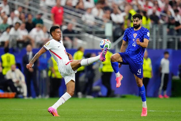 June 17, 2026, Arlington, Texas, United States: Morgan Rogers of England and Josko Gvardiol of Croatia compete for the ball during the FIFA World Cup, WM, Weltmeisterschaft, Fussball 2026 Group L match between England and Croatia at Dallas Stadium on June 17, 2026 in Arlington, Texas. Arlington United States - ZUMAa181 20260617_zaa_a181_082 Copyright: xJosexBretonx