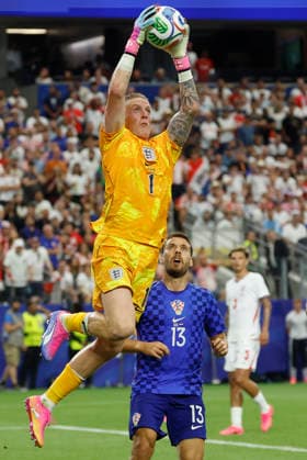 England s Jordan Pickford (L) battles for the ball with Croatia s Nikola Vlasic (R) during a Group L match at the 2026 FIFA World Cup, WM, Weltmeisterschaft, Fussball between England and Croatia at AT&T Stadium in Dallas, USA, 17 June 2026. FIFA World Cup 2026 - Group L - England vs Croatia !ACHTUNG: NUR REDAKTIONELLE NUTZUNG!  Copyright: xMariscalx GR4047 20260617-55020628521_1