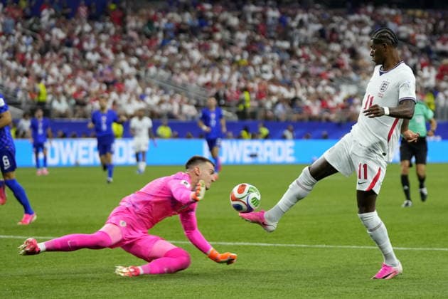 FIFA World Cup, WM, Weltmeisterschaft, Fussball 2026 - Group L - England vs Croatia epaselect Goalkeeper Dominik Livakovic of Croatia (L) in action against Marcus Rashford of England (R) during the FIFA World Cup 2026 group stage match England against Croatia, in Dallas, Texas, USA, 17 June 2026. DALLAS United States  Copyright: xJEFFREYxMCWHORTERx