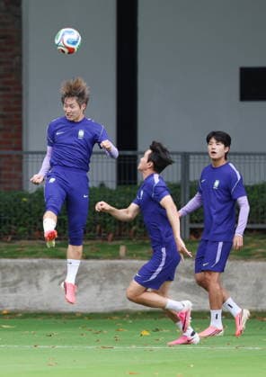 FIFA World Cup, WM, Weltmeisterschaft, Fussball 2026 - South Korea training session Lee Kang-in (L) and other members of the South Korean men s national soccer team train at their camp in Zapopan, near Guadalajara, Mexico, 17 June 2026. South Korea will face Mexico in a FIFA World Cup 2026 Group A soccer match on 18 June. ZAPOPAN Mexico  Copyright: xYONHAPx