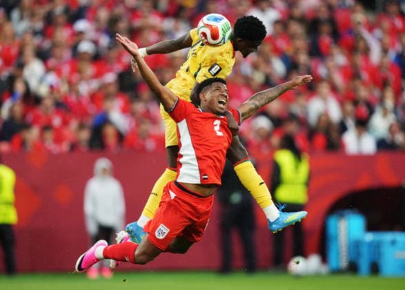 June 17, 2026, Toronto, On, CANADA: Ghana s Ernest Nuamah (top) and Panama s Cesar Blackman (2) vie for the ball during the first half of a World Cup Group L soccer match, in Toronto, on Wednesday, June 17, 2026. Canada News - June 17, 2026  - ZUMAc35_ 20260617_zaf_c35_166 Copyright: xNathanxDenettex