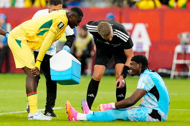 June 17, 2026, Toronto, On, CANADA: Ghana s Lawrence Ati-Zigi (1) sits hurt on the pitch as teammate Jonas Adjetey (4) and referee Glenn Nyberg attend to him during first half group L World Cup soccer action against Panama, in Toronto, Wednesday, June 17, 2026. Ghana V. Panama  - ZUMAc35_ 20260617_zaf_c35_176 Copyright: xFrankxGunnx