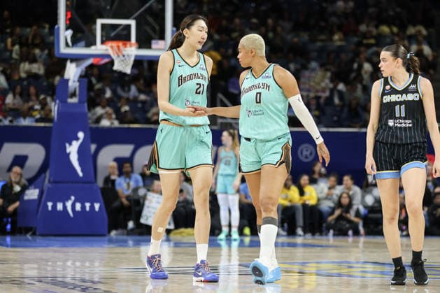 CHICAGO, USA - June 17: Han Xu (21 New York Liberty) and Satou Sabally (0 New York Liberty) high-five during the WNBA, Basketball Damen, USA Commissioner’s Cup game between the Chicago Sky and New York Liberty at Wintrust Arena on Wednesday, June 17 in Chicago, USA  Copyright: xShainaxBenhiyoun SPPx Sportspressphoto_SPR169325