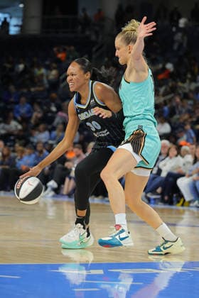 CHICAGO, IL - JUNE 17: Leonie Fiebich 13 of the New York Liberty guards Azura Stevens 30 of the Chicago Sky during the first half of a 2026 WNBA, Basketball Damen, USA Commissioner s Cup game on June 17, 2026 at Wintrust Arena in Chicago, Illinois. (Photo by Melissa Tamez Icon Sportswire) WNBA: JUN 17 New York Liberty at Chicago Sky EDITORIAL USE ONLY Icon260617003