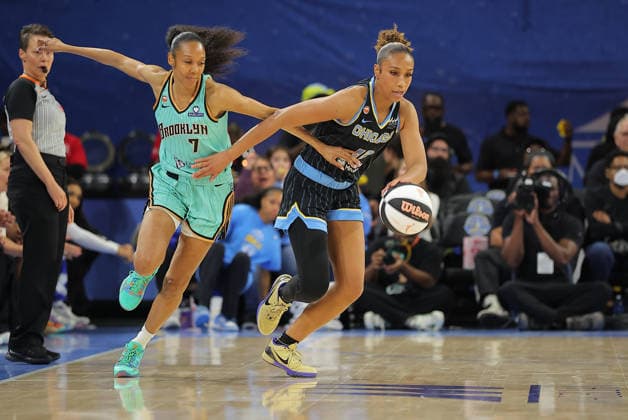 CHICAGO, IL - JUNE 17: Rebekah Gardner 7 of the New York Liberty and Sydney Taylor 12 of the Chicago Sky during the first half of a 2026 WNBA, Basketball Damen, USA Commissioner s Cup game on June 17, 2026 at Wintrust Arena in Chicago, Illinois. (Photo by Melissa Tamez Icon Sportswire) WNBA: JUN 17 New York Liberty at Chicago Sky EDITORIAL USE ONLY Icon260617010