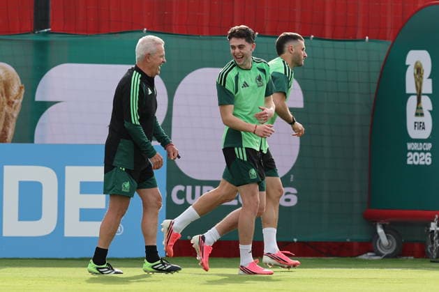 FIFA World Cup, WM, Weltmeisterschaft, Fussball 2026 - Mexico training session Javier Aguirre (L), the head coach of Mexico, reacts during a training session as part of the FIFA World Cup 2026 in Guadalajara, Mexico, 17 June 2026. Guadalajara Mexico  Copyright: xALEXxCRUZx