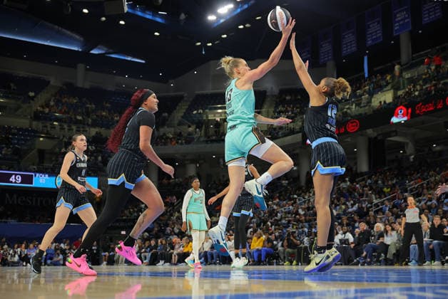 CHICAGO, IL - JUNE 17: Leonie Fiebich 13 of the New York Liberty drives to the basket against Sydney Taylor 12 of the Chicago Sky during the second half of a 2026 WNBA, Basketball Damen, USA Commissioner s Cup game on June 17, 2026 at Wintrust Arena in Chicago, Illinois. (Photo by Melissa Tamez Icon Sportswire) WNBA: JUN 17 New York Liberty at Chicago Sky EDITORIAL USE ONLY Icon260617016