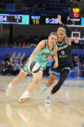 CHICAGO, IL - JUNE 17: Natasha Cloud 9 of the Chicago Sky guards Leonie Fiebich 13 of the New York Liberty during the second half of a 2026 WNBA, Basketball Damen, USA Commissioner s Cup game on June 17, 2026 at Wintrust Arena in Chicago, Illinois. (Photo by Melissa Tamez Icon Sportswire) WNBA: JUN 17 New York Liberty at Chicago Sky EDITORIAL USE ONLY Icon260617019