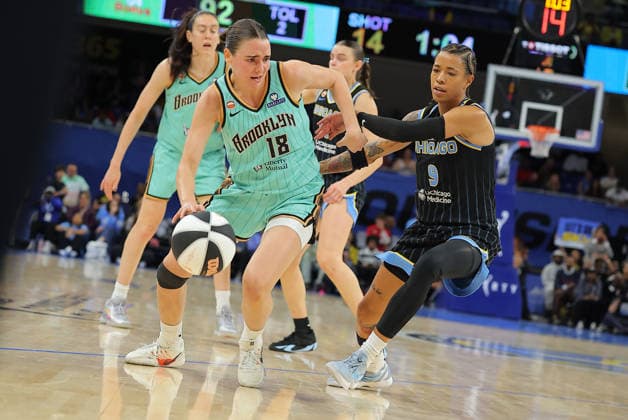 CHICAGO, IL - JUNE 17: Natasha Cloud 9 of the Chicago Sky guards Pauline Astier 18 of the New York Liberty during the second half of a 2026 WNBA, Basketball Damen, USA Commissioner s Cup game on June 17, 2026 at Wintrust Arena in Chicago, Illinois. (Photo by Melissa Tamez Icon Sportswire) WNBA: JUN 17 New York Liberty at Chicago Sky EDITORIAL USE ONLY Icon260617030