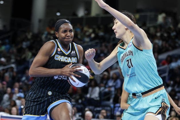 CHICAGO, USA - June 17: Elizabeth Williams (1 Chicago Sky) drives to the basket during the WNBA, Basketball Damen, USA Commissioner’s Cup game between the Chicago Sky and New York Liberty at Wintrust Arena on Wednesday, June 17 in Chicago, USA  Copyright: xShainaxBenhiyoun SPPx Sportspressphoto_SPR169452