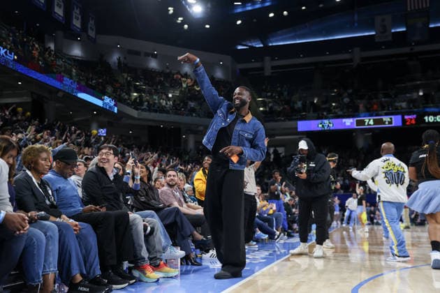CHICAGO, USA - June 17: Dwyane Wade throws t-shirts during the WNBA, Basketball Damen, USA Commissioner’s Cup game between the Chicago Sky and New York Liberty at Wintrust Arena on Wednesday, June 17 in Chicago, USA  Copyright: xShainaxBenhiyoun SPPx Sportspressphoto_SPR169480