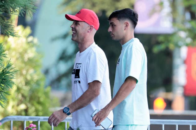 Pedri (l) of the Spanish national team, Nationalteam walks in Chattanooga, United States, 17 Juen 2026. The Spanish national team players enjoyed their day off on Wednesday with various activities, and Lamine Yamal was the last to arrive, returning to the team hotel five minutes before the scheduled dinner time. The Tennessee River, Nashville, a shopping mall, a swimming poolÖ and Lamine Yamal, the last to arrive !ACHTUNG: NUR REDAKTIONELLE NUTZUNG!  Copyright: xEmilioxLavandeirax GR4282 20260618-55020629301_1