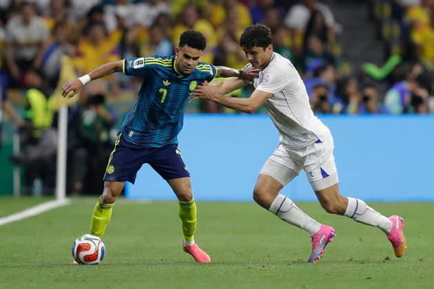FIFA World Cup, WM, Weltmeisterschaft, Fussball 2026 - Group K - Uzbekistan vs Colombia Otabek Shukurov (R) of Uzbekistan vies for the ball with Luis Diaz of Colombia during the 2026 FIFA World Cup Group K match at Azteca Stadium in Mexico City, Mexico, 17 June 2026. Mexico City Mexico  Copyright: xISAACxESQUIVELx