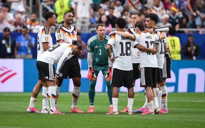 Fussball FIFA WM 2026 Vorrunde Gruppe E in Houston Deutschland - Curacao 14.06.2026 Teamkreis Deutschland; Felix Nmecha, Leroy Sane, Jonathan Tah, Torwart Manuel Neuer, Nathaniel Brown, Nico Schlotterbeck, Florian Wirtz und Jamal Musiala (v.li.) *** Soccer