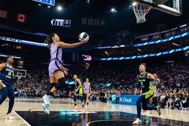 SAN FRANCISCO, CA - JUNE 17: Kaitlyn Chen 2 of the Golden State Valkyries scores during a WNBA, Basketball Damen, USA Commissioner™s Cup game against the Dallas Wings on June 17, 2026 at Chase Center in San Francisco, CA. (Photo by Matthew Huang Icon Sportswire) WNBA: JUN 17 Dallas Wings at Golden State Valkyries EDITORIAL USE ONLY Icon260617011
