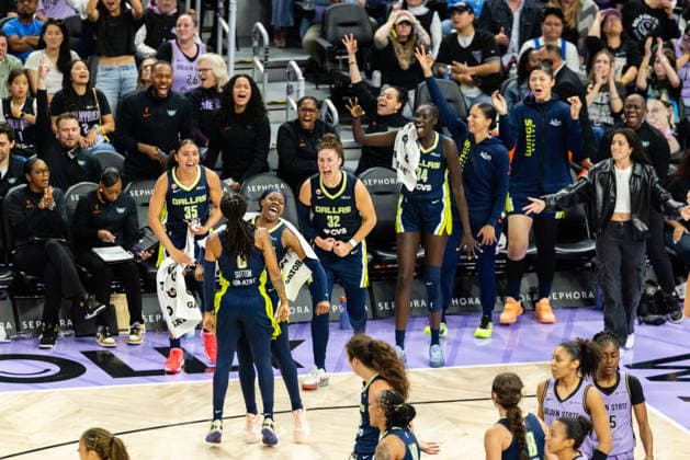 SAN FRANCISCO, CA - JUNE 17: The Dallas Wings celebrate a shot by Sug Sutton 0 of the Dallas Wings during a WNBA, Basketball Damen, USA Commissioner™s Cup game on June 17, 2026 at Chase Center in San Francisco, CA. (Photo by Matthew Huang Icon Sportswire) WNBA: JUN 17 Dallas Wings at Golden State Valkyries EDITORIAL USE ONLY Icon260617025