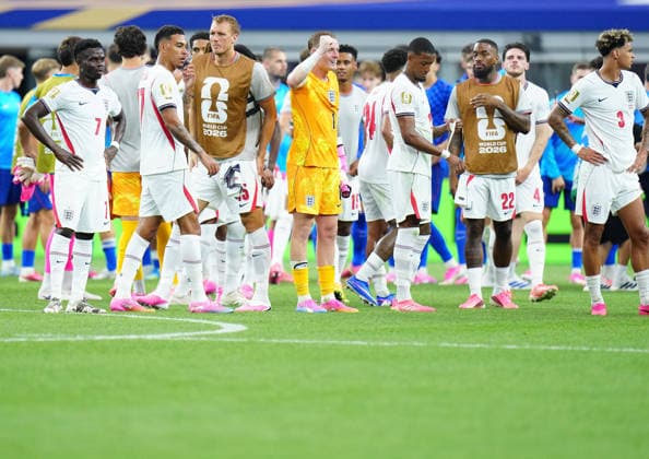 (260618) -- DALLAS, June 18, 2026 -- Players of England greet the audience after the group L match between England and Croatia at the 2026 FIFA World Cup, WM, Weltmeisterschaft, Fussball at the Dallas Stadium in Dallas, the United States, on June 17, 2026. ) (SP)U.S.-DALLAS-FOOTBALL-FIFA WORLD CUP-GROUP L-ENG VS CRO JiaxHaocheng 