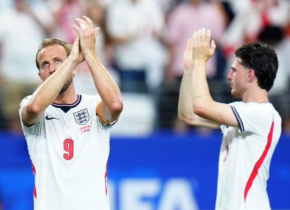 (260618) -- DALLAS, June 18, 2026 -- Harry Kane (L) of England greets the audience after the group L match between England and Croatia at the 2026 FIFA World Cup, WM, Weltmeisterschaft, Fussball at the Dallas Stadium in Dallas, the United States, on June 17, 2026. ) (SP)U.S.-DALLAS-FOOTBALL-FIFA WORLD CUP-GROUP L-ENG VS CRO JiaxHaocheng 