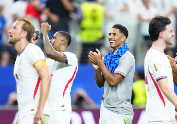 (260618) -- DALLAS, June 18, 2026 -- Jude Bellingham (2nd R) of England greets the audience after the group L match between England and Croatia at the 2026 FIFA World Cup, WM, Weltmeisterschaft, Fussball at the Dallas Stadium in Dallas, the United States, on June 17, 2026. ) (SP)U.S.-DALLAS-FOOTBALL-FIFA WORLD CUP-GROUP L-ENG VS CRO JiaxHaocheng 