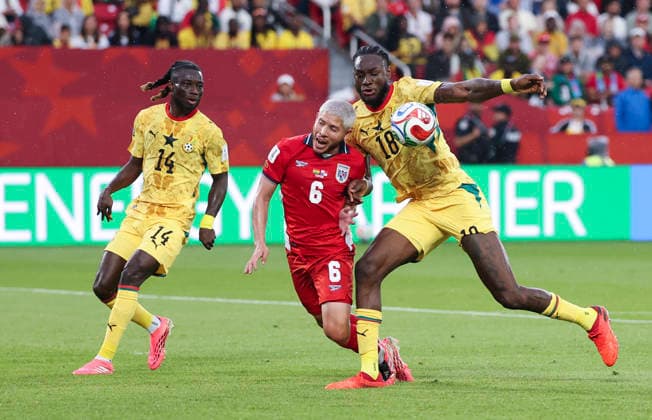 (260618) -- TORONTO, June 18, 2026 -- Cristian Martinez (C) of Panama vies with Jerome Opoku (R) of Ghana during the group L match between Ghana and Panama at the 2026 FIFA World Cup, WM, Weltmeisterschaft, Fussball at Toronto Stadium in Toronto, Canada, on June 17, 2026. (Photo by Xinhua) (SP)CANADA-TORONTO-FOOTBALL-FIFA WORLD CUP-GROUP L-GHA VS PAN ZouxZheng 