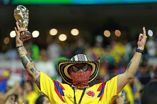RECORD DATE NOT STATED 17th June 2026; Mexico City Stadium, Mexico City, Mexico; FIFA World Cup, WM, Weltmeisterschaft, Fussball Football, Group K Uzbekistan versus Colombia; A Colombian fan displays a replica of the FIFA World Cup trophy HeulerxAndrey DiaEsportivo