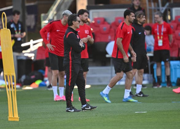 Turkish national football team holds 1st training session in US city of San Jose SAN JOSE, CALIFORNIA - JUNE 17: Head coach Vincenzo Montella of the Turkish national football team leads the training session in San Jose, California on June 17, 2026. Turkiye to face Paraguay on June 19 in their 2nd 2026 FIFA World Cup, WM, Weltmeisterschaft, Fussball match. Tayfun Coskun Anadolu California United States. Editorial use only. Please get in touch for any other usage.  Copyright: x2026xAnadoluxTayfunxCoskunx