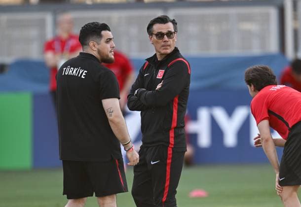 Turkish national football team holds 1st training session in US city of San Jose SAN JOSE, CALIFORNIA - JUNE 17: Head coach Vincenzo Montella of the Turkish national football team leads the training session in San Jose, California on June 17, 2026. Turkiye to face Paraguay on June 19 in their 2nd 2026 FIFA World Cup, WM, Weltmeisterschaft, Fussball match. Tayfun Coskun Anadolu California United States. Editorial use only. Please get in touch for any other usage.  Copyright: x2026xAnadoluxTayfunxCoskunx