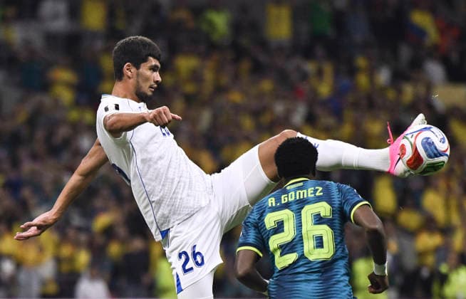 (260618) -- MEXICO CITY, June 18, 2026 -- Jakhongir Urozov (L) of Uzbekistan vies with Andres Gomez of Colombia during the group K match between Uzbekistan and Colombia at the FIFA World Cup, WM, Weltmeisterschaft, Fussball 2026 in Mexico City, Mexico, June 17, 2026. ) (SP)MEXICO-MEXICO CITY-FOOTBALL-FIFA WORLD CUP-GROUP K-UZB VS COL WuxWei 