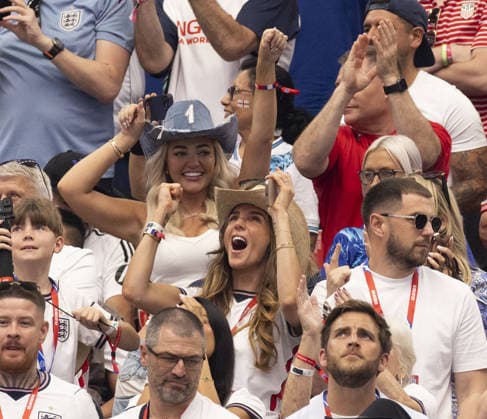 FIFA World Cup, WM, Weltmeisterschaft, Fussball 2026 England v Croatia in Dallas 17.06.2026 FIFA World Cup 2026 England v Croatia in Dallas. Megan Pickford ( in number 1 cowboy hat) was at the game with Her son  Copyright: xDarrenxFletcherx NINTCHDBPICT001089180662