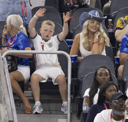 FIFA World Cup, WM, Weltmeisterschaft, Fussball 2026 England v Croatia in Dallas 17.06.2026 FIFA World Cup 2026 England v Croatia in Dallas. Megan Pickford ( in number 1 cowboy hat) was at the game with Her son  Copyright: xDarrenxFletcherx NINTCHDBPICT001089182769