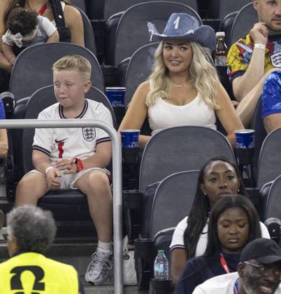 FIFA World Cup, WM, Weltmeisterschaft, Fussball 2026 England v Croatia in Dallas 17.06.2026 FIFA World Cup 2026 England v Croatia in Dallas. Megan Pickford ( in number 1 cowboy hat) was at the game with Her son  Copyright: xDarrenxFletcherx NINTCHDBPICT001089183114