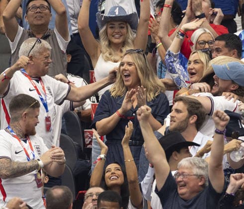 FIFA World Cup, WM, Weltmeisterschaft, Fussball 2026 England v Croatia in Dallas 17.06.2026 FIFA World Cup 2026 England v Croatia in Dallas. .Harry Kane s wife Kate in dark blue denim with Jordan pick fords wife Megan ( cowboy hat number. 1, Blonde ) and son, pictured with other friends and family of the team  Copyright: xDarrenxFletcherx NINTCHDBPICT001089186232