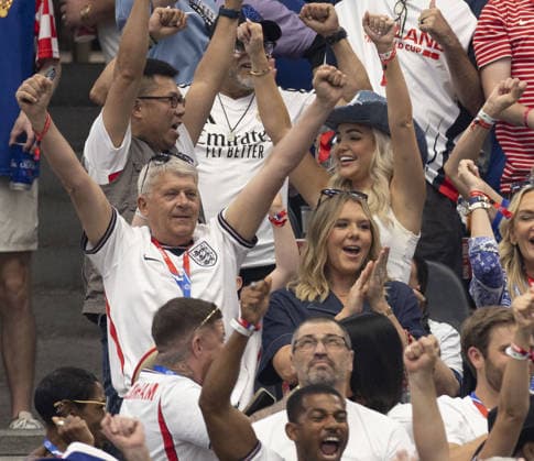 FIFA World Cup, WM, Weltmeisterschaft, Fussball 2026 England v Croatia in Dallas 17.06.2026 FIFA World Cup 2026 England v Croatia in Dallas. .Harry Kane s wife Kate in dark blue denim with Jordan pick fords wife Megan ( cowboy hat number. 1, Blonde ) and son, pictured with other friends and family of the team  Copyright: xDarrenxFletcherx NINTCHDBPICT001089186343
