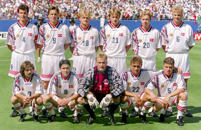 940623 Football, FIFA World Cup, WM, Weltmeisterschaft, Fussball 1994 (USA), Group E, Italy - Norway 1-0: Norway starting eleven team group, Mannschaftsbild, Totale photo. Front row L-R: Rune Bratseth, Jan Age Fjortoft, Alf-Inge Haland, Sigurd Rushfeldt, Henning Berg, Jostein Flo. Front row: Erik Mykland, Oyvind Leonhardsen, Erik Thorstvedt, Lars Bohinen, Stig Inge Bjornebye. Photo: BILDBYRAN M013_08 940623itanor italien norge italy norway m013_08 scanx dia bbeng fotboll football soccer VM VM94 VM1994 VM 1994 fotbolls-vm fifa world cup italy v norway 960623 world championships världsmästerskap giants stadium new jersey new york june 23 1994 *** 940623 Soccer, 1994 FIFA World Cup in the USA, Group E, Italy Norway 1–0 Norway starting lineup group photo Front row, L–R  Copyright: BILDBYRAN BB940623BB021