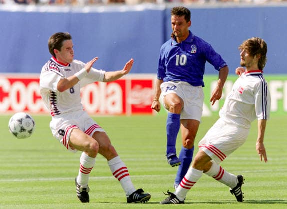 940623 Football, FIFA World Cup, WM, Weltmeisterschaft, Fussball 1994 (USA), Group E, Italy - Norway 1-0: Italys Roberto Baggio against Norways Oyvind Leonhardsen (L) and Erik Mykland. Photo: BILDBYRAN M013_08 940623itanor italien norge italy norway m013_08 scanx dia bbeng fotboll football soccer VM VM94 VM1994 VM 1994 fotbolls-vm fifa world cup italy v norway 960623 world championships världsmästerskap giants stadium new jersey new york june 23 1994 *** 940623 Soccer, 1994 FIFA World Cup in the U.S., Group E, Italy vs. Norway 1–0  Copyright: BILDBYRAN BB940623BB025