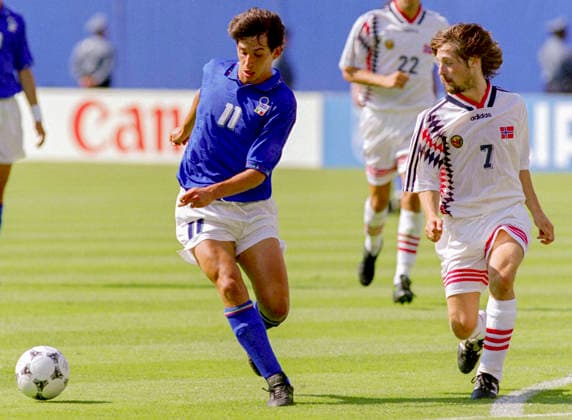 940623 Football, FIFA World Cup, WM, Weltmeisterschaft, Fussball 1994 (USA), Group E, Italy - Norway 1-0: Italys Demetrio Albertini against Norways Erik Mykland. Photo: BILDBYRAN M013_08 940623itanor italien norge italy norway m013_08 scanx dia bbeng fotboll football soccer VM VM94 VM1994 VM 1994 fotbolls-vm fifa world cup italy v norway 960623 world championships världsmästerskap giants stadium new jersey new york june 23 1994 *** 940623 Soccer, 1994 FIFA World Cup in the U.S., Group E, Italy vs. Norway 1–0  Copyright: BILDBYRAN BB940623BB031