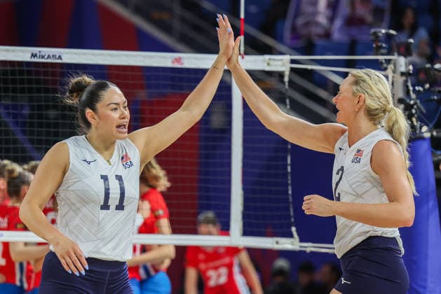 (260618) -- PASIG CITY, June 18, 2026 -- Saige Ka aha aina-Torres (L) and Jordyn Poulter (R) of the United States celebrate after scoring a point during the pool 5 women s match between the United States and the Czech Republic in week 2 of the Volleyball Nations League (VNL) 2026, the Philippines, June 18, 2026. ) (SP)PHILIPPINES-PASIG CITY-VOLLEYBALL-NATIONS LEAGUE-UNITED STATES VS CZECH REPUBLIC RouellexUmali 