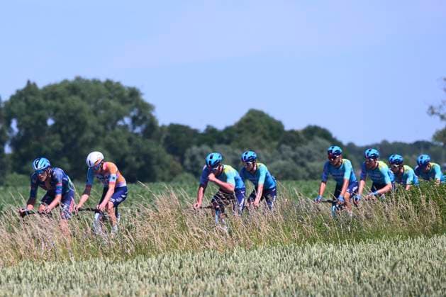 Baloise Belgium Tour 2026 Stage 2 KNOKKE-HEIST, BELGIUM - JUNE 18 : illustration picture peloton during stage 2 of the 95th edition of Baloise Tour of Belgium an UCI ProSeries 2.Pro cycling road race stage for Men Elite of 197.6 km with start in Merelbeke-Melle and finish in Knokke-Heist on June 18, 2026 in Knokke-Heist, Belgium, 18 06 2026 ( Motordriver Stephan Boone - Knokke-Heist Belgium  Copyright: xGvgx
