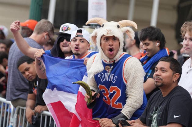 New York Knicks fans cheer before the team s parade after winning the NBA, Basketball Herren, USA championship in New York City, United States, 18 June 2026. New York Knicks parade after winning the NBA championship !ACHTUNG: NUR REDAKTIONELLE NUTZUNG!  Copyright: xÁngelxColmenaresx AME2059 20260618-55020635664_1