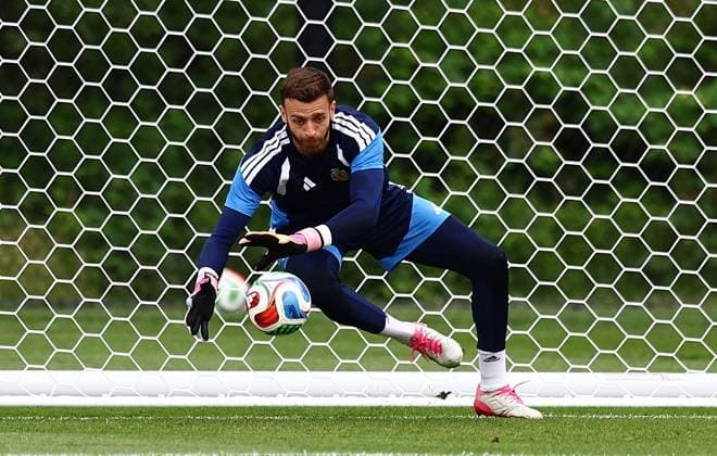 Angus Gunn of Scotland Scotland Training, 2026 FIFA World Cup, WM, Weltmeisterschaft, Fussball Football, Revolution Training Centre, Foxborough, Massachusetts, USA - 18 Jun 2026Charlotte Atrium Health Performance Park United States of America EDITORIAL USE ONLY No use with unauthorised audio, video, data, fixture lists, club league logos or live services. Online in-match use limited to 120 images, no video emulation. No use in betting, games or single club league player publications.  Copyright: xMichaelxZemanek Shutterstockx 16928928ad