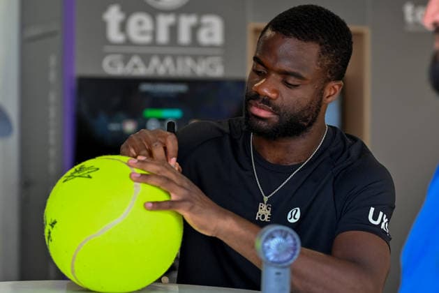 Frances Tiafoe (USA) signs a large tennis ball TERRA WORTMANN Open 2026, Tennis, ATP, Mens 500, Tournament, Main Draw, June 18, 2026, TERRA WORTMANN Open 2026, Tennis, ATP, Men’s 500, Tournament, Main Draw, June 18, 2026, Indoor,detected_source_language Copyright: xEibner-Pressefoto RobertxGertzenx EP_RGN