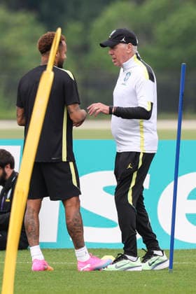 Brazil s national team, Nationalteam head coach Carlo Ancelotti (R) talks with striker Neymar during a training session in Columbia Park fields, Morristown, USA, 18 June 2026. Brazil s training session !ACHTUNG: NUR REDAKTIONELLE NUTZUNG!  Copyright: xSebastiaoxMoreirax GRAF916 20260618-55020637098_1