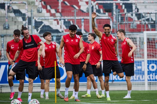 HFC newcomers Niklas Kastenhofer (second from left) and Stanley Ratifo (second from right) warming up for Hallescher FC’s first training session of the 2026–27 season in the Northeast Regional League, June 18, 2026, Halle Leuna Chemie Stadium, ST Deutschland,detected_source_language