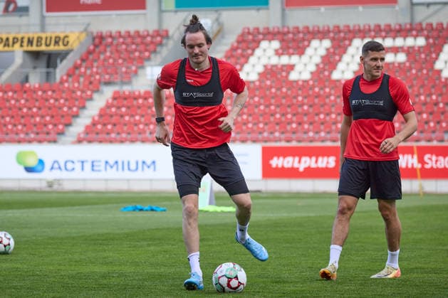 HFC newcomer Niklas Kastenhofer (left) at the start of training for Hallescher FC, soccer, Northeast Regional League, 2026–27 season, June 18, 2026, Halle Leuna Chemie Stadium, ST Deutschland,detected_source_language