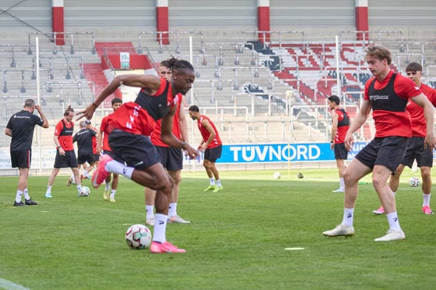 HFC New Signing Abdoul Karim Soumah at the Start of Training, Hallescher FC, Soccer, Northeast Regional League, 2026–27 Season, June 18, 2026, Halle Leuna Chemie Stadium, ST Deutschland,detected_source_language