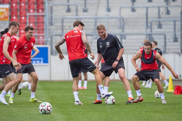 Coach Robert Schröder of HFC with players at the start of training, Hallescher FC, soccer, Northeast Regional League, 2026–27 season, June 18, 2026, Halle Leuna Chemie Stadium, ST Deutschland,detected_source_language