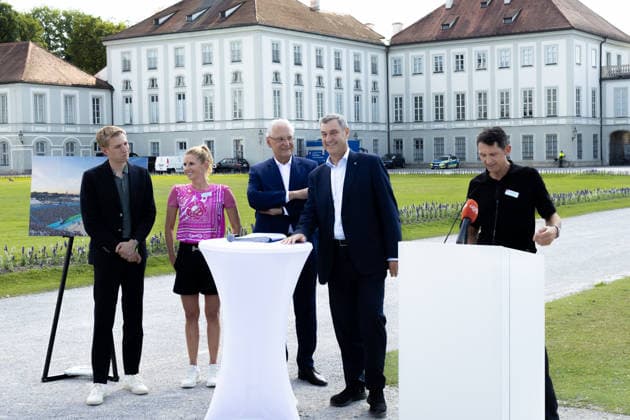 Dominik Krause (Bündnis 90 Die Grünen, OB, Oberbürgermeister Stadt München), Jessica von Bredlow-Werndl (Olympiasiegerin, Dressurreiterin), Joachim Herrmann (CSU, Innenminister Bayern), Dr. Markus Söder (CSU, Ministerpräsident Bayern) und Michael Teuber (Radsport, Radsportler, Paralymics Gewinner). Pressekonferenz der Spitzensportverbände vor Schloss Nymphenburg zur Vorstellung des erweiterten Münchner Bewerbungskonzepts sowie der Besonderheiten und Chancen der Landeshauptstadt als nationaler Bewerber für die Olympischen Sommerspiele