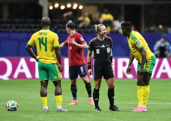 FIFA World Cup, WM, Weltmeisterschaft, Fussball 2026 - Group A - Czechia vs South Africa Referee Tori Penso (C) speaks to players during a hydration break during the FIFA World Cup 2026 group stage match Czechia against South Africa, in Atlanta, USA, 18 June 2026. ATLANTA United States  Copyright: xRONALDxWITTEKx